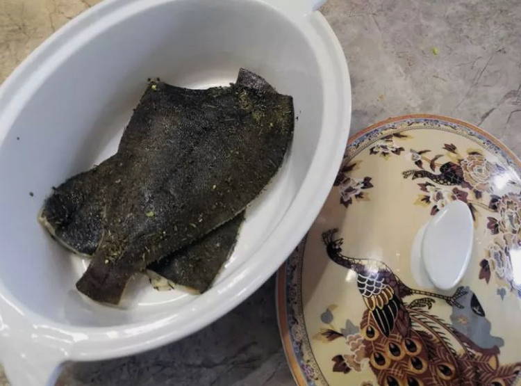 Жареная камбала с луком на сковороде