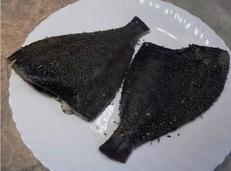 Жареная камбала с луком на сковороде