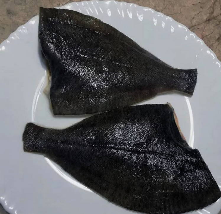 Жареная камбала с луком на сковороде