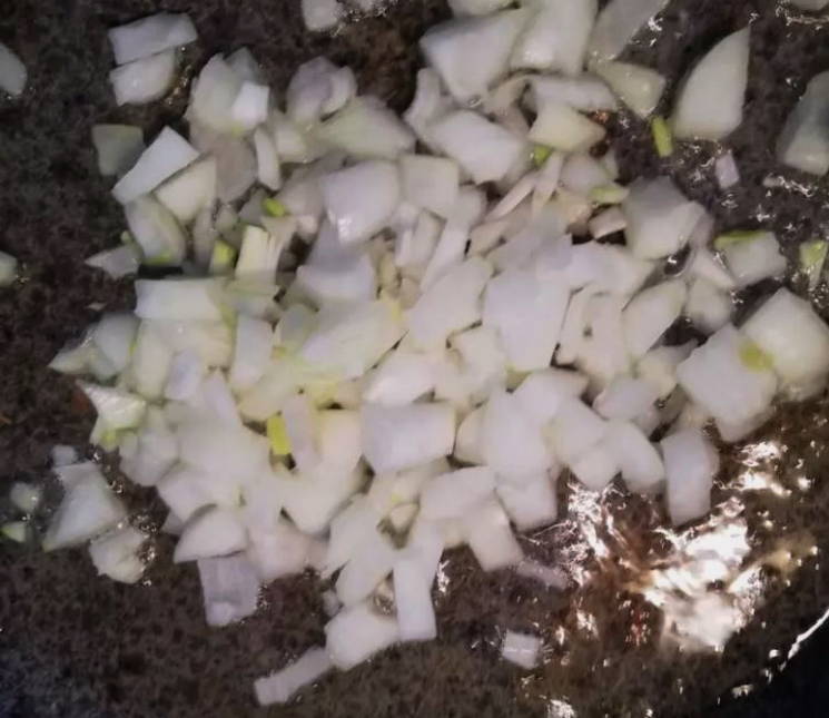 Жареная камбала с луком на сковороде