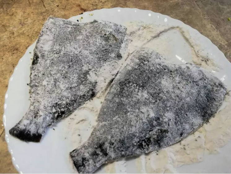 Жареная камбала с луком на сковороде