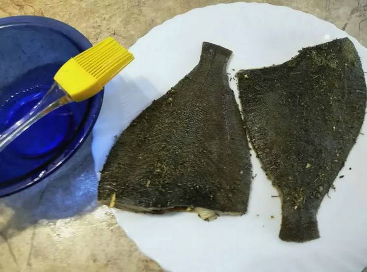 Жареная камбала с луком на сковороде