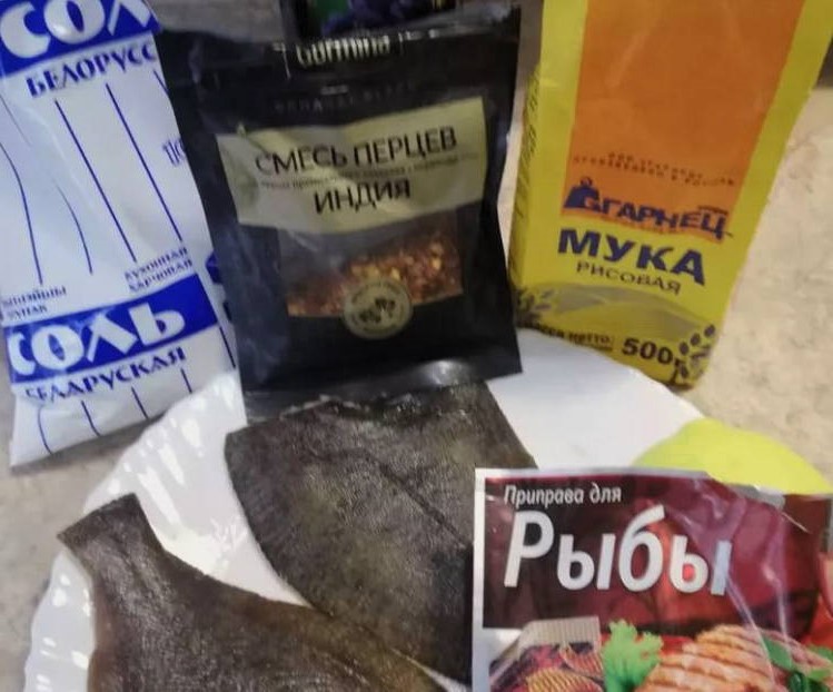 Жареная камбала с луком на сковороде