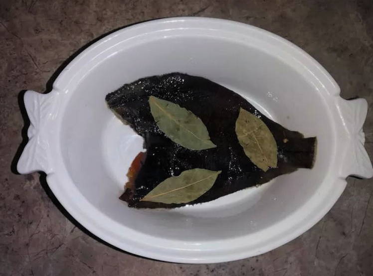 Тушеная камбала на сковороде