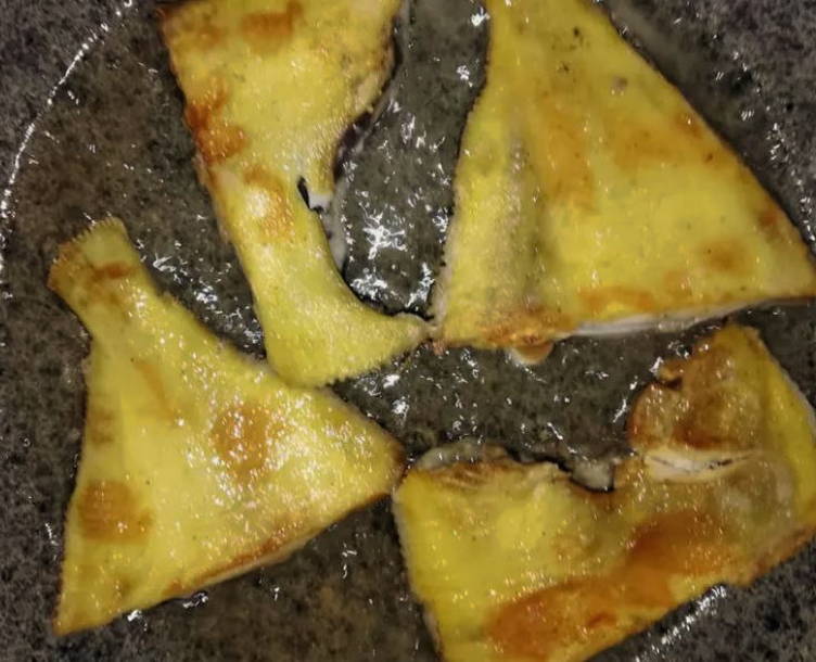 Тушеная камбала на сковороде