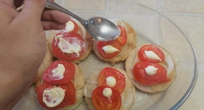 Медальоны из хека в духовке