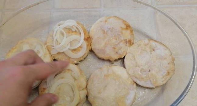 Медальоны из хека в духовке