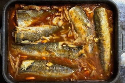 Хек с луком и морковью в духовке