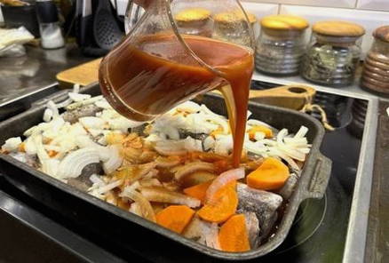 Хек с луком и морковью в духовке