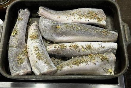 Хек с луком и морковью в духовке