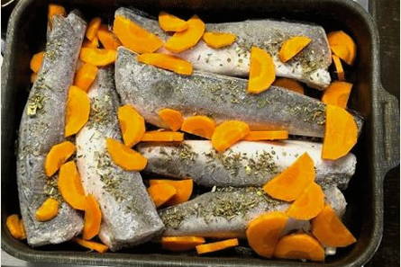 Хек с луком и морковью в духовке