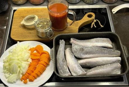 Хек с луком и морковью в духовке
