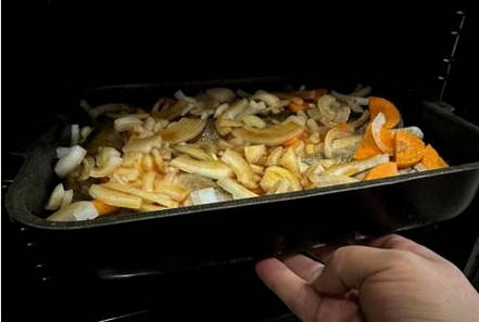 Хек с луком и морковью в духовке