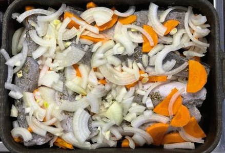 Хек с луком и морковью в духовке