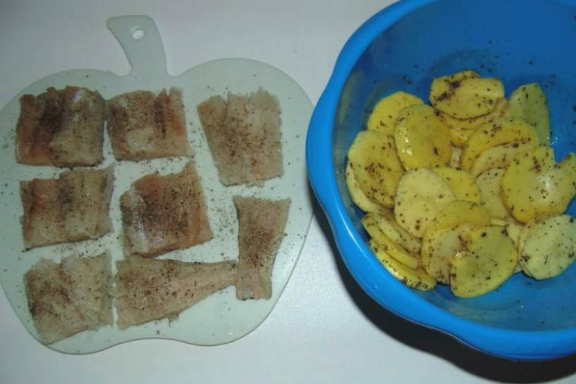 Хек с картошкой в духовке