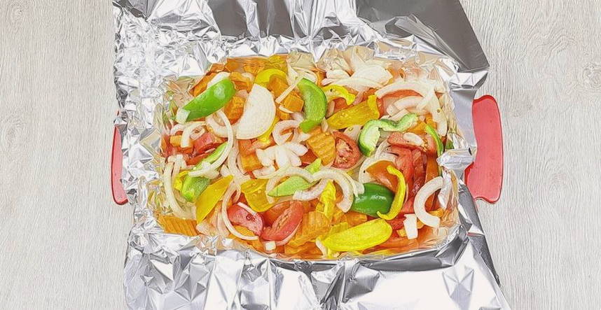 Хек с овощами в духовке