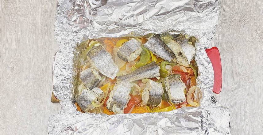Хек с овощами в духовке