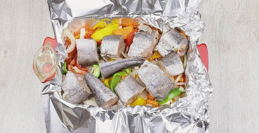 Хек с овощами в духовке