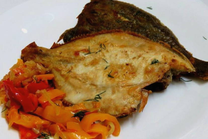 Камбала с луком и морковью на сковороде