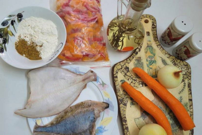 Камбала с луком и морковью на сковороде