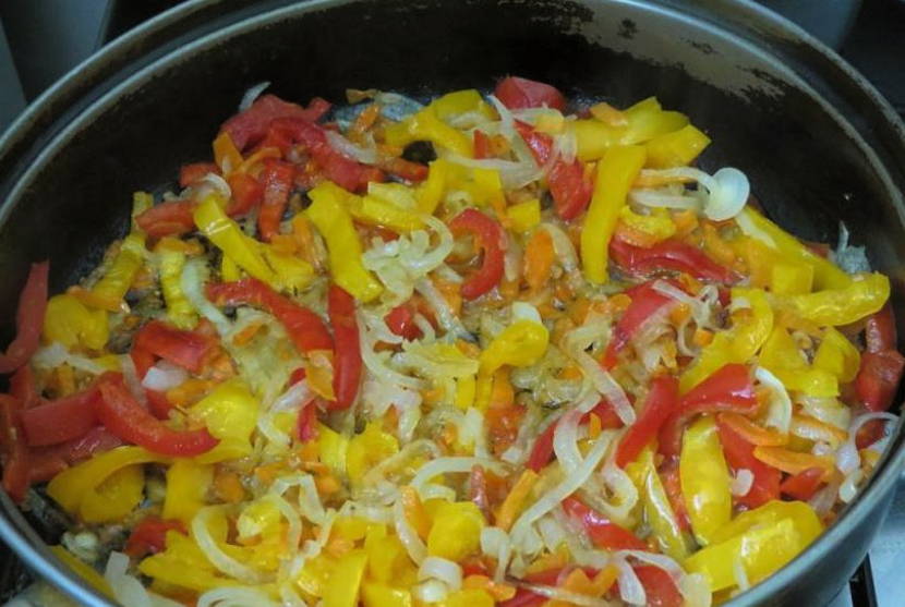 Камбала с луком и морковью на сковороде