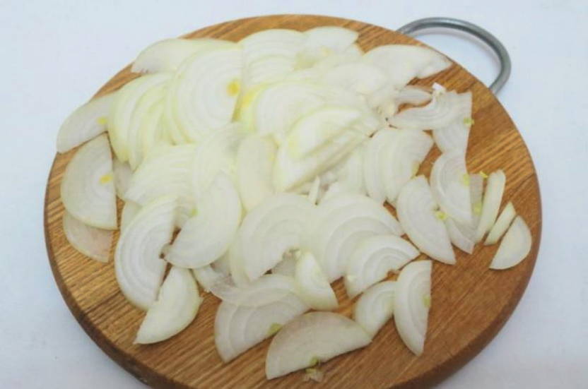 Камбала с луком и морковью на сковороде