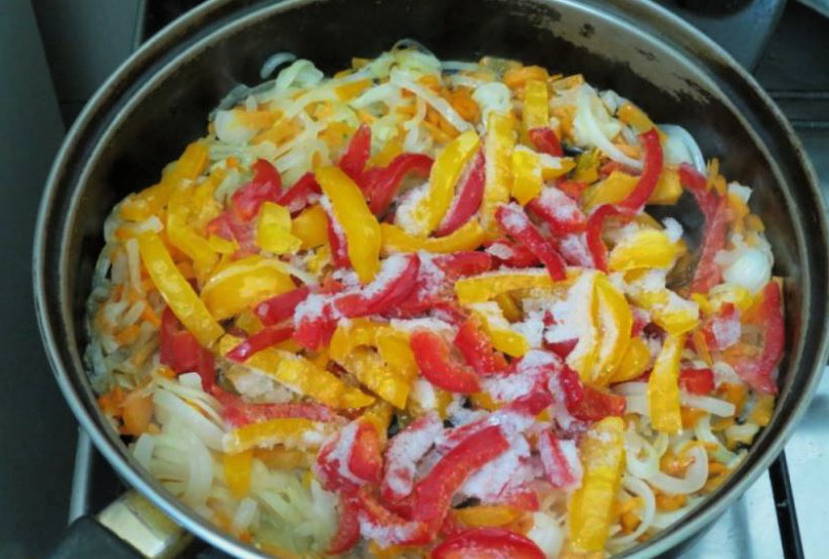 Камбала с луком и морковью на сковороде