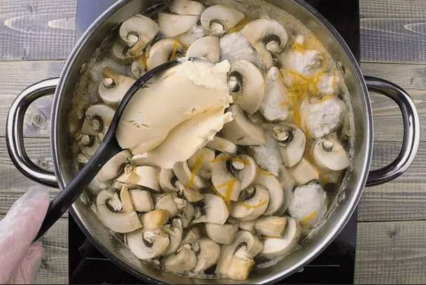 Сырный суп с фрикадельками и грибами