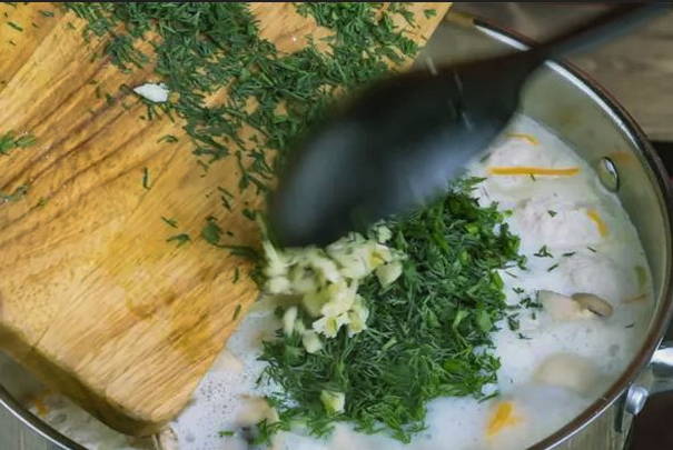 Сырный суп с фрикадельками и грибами