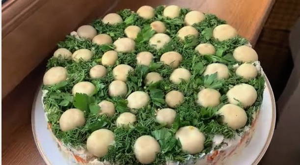 Классический салат "Грибная поляна" с шампиньонами и курицей