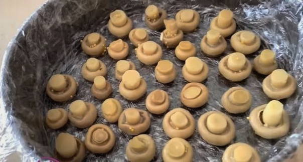 Классический салат "Грибная поляна" с шампиньонами и курицей