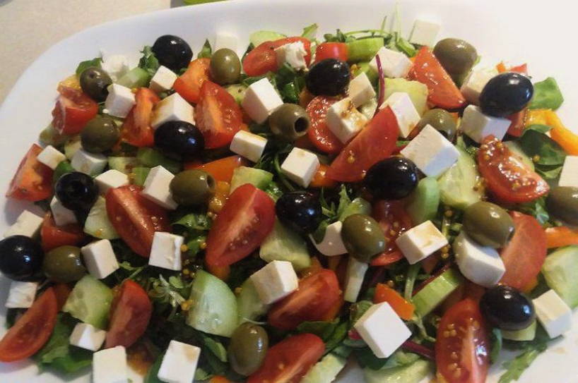 Греческий салат с творожным сыром