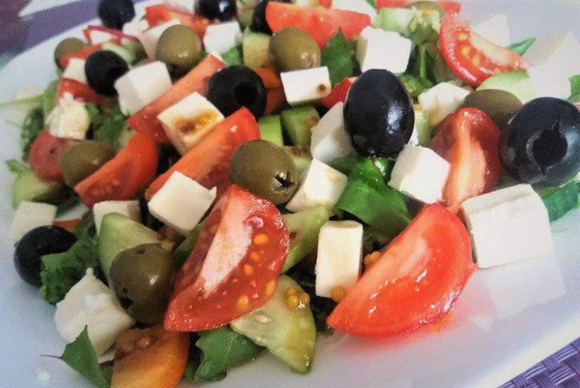 Греческий салат с творожным сыром