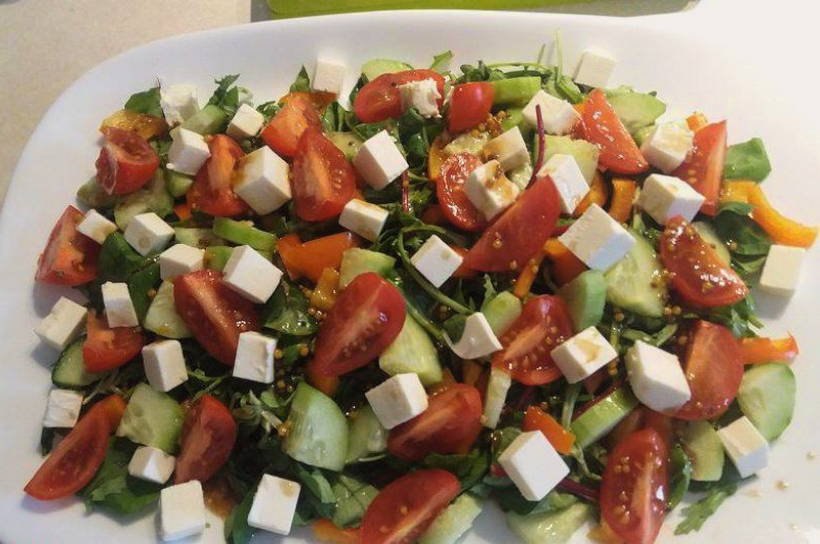 Греческий салат с творожным сыром