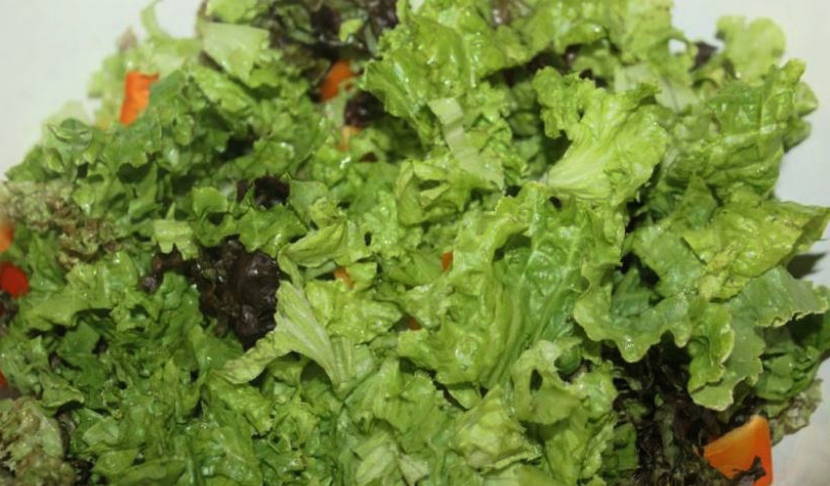 Греческий салат с моцареллой в шариках