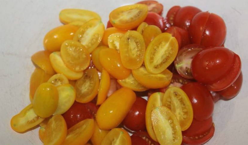 Греческий салат с моцареллой в шариках