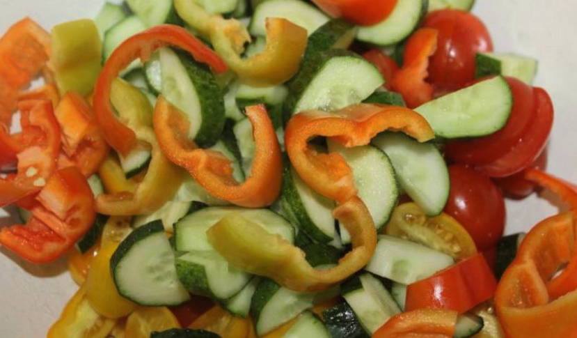 Греческий салат с моцареллой в шариках