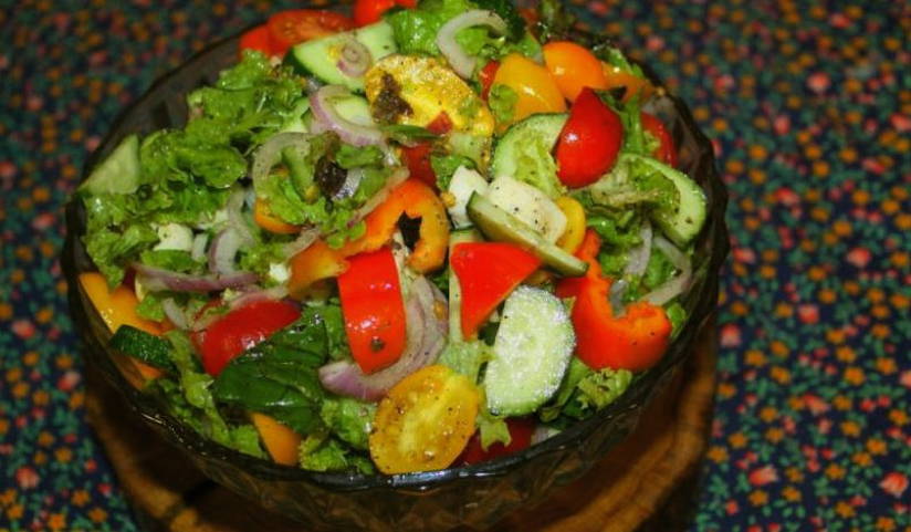 Греческий салат с моцареллой в шариках