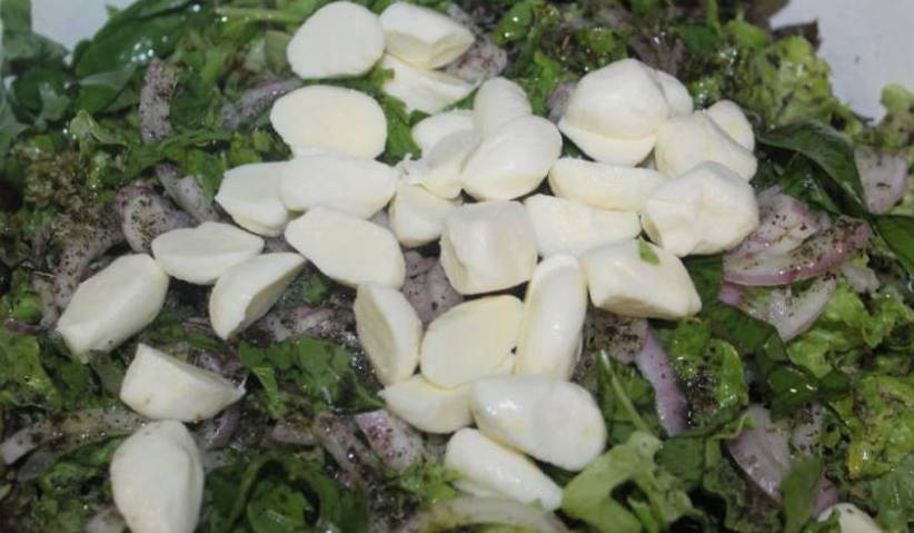 Греческий салат с моцареллой в шариках