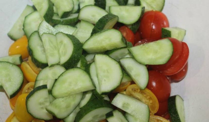 Греческий салат с моцареллой в шариках