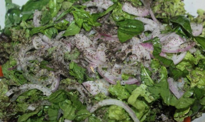 Греческий салат с моцареллой в шариках