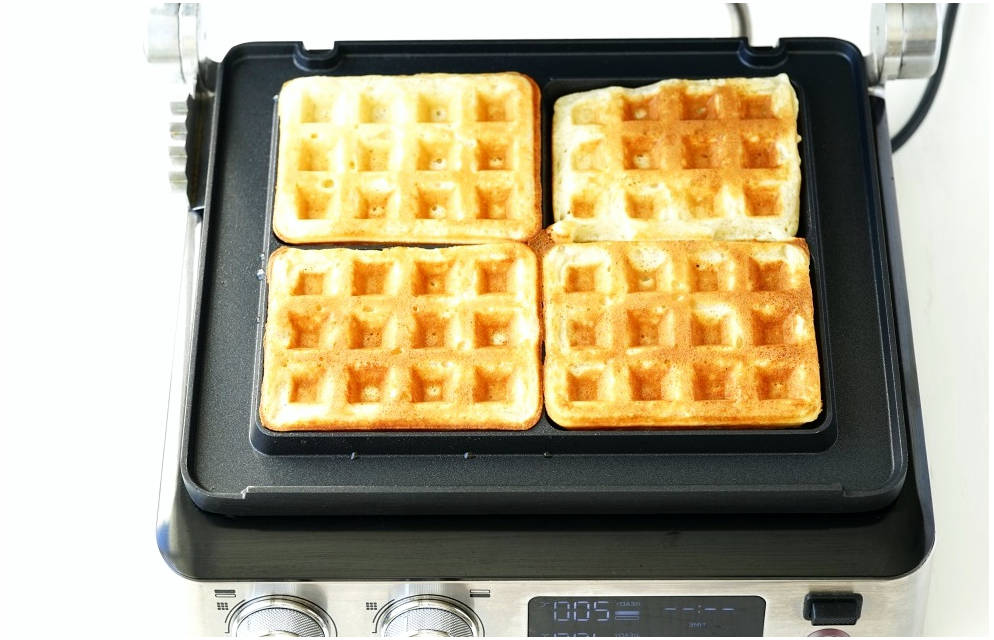 Сладкие вафли в вафельнице