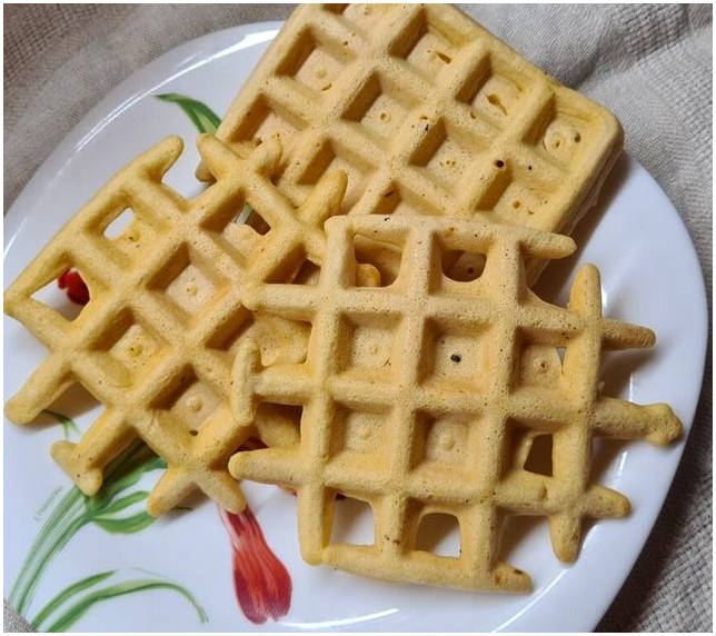 Вафли из нутовой муки в вафельнице