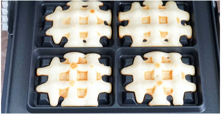 Вафли из нутовой муки в вафельнице