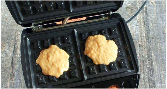 Вафли из кукурузной муки в вафельнице