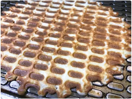 Классические вафли трубочки в вафельнице