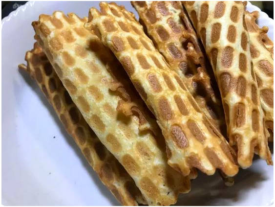 Классические вафли трубочки в вафельнице