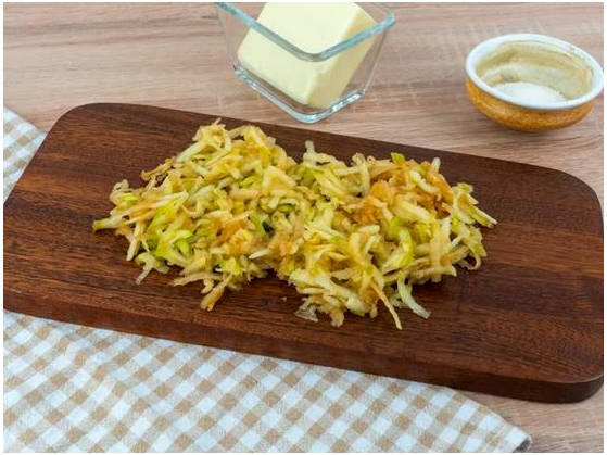 Сухой пирог «Три стакана» с яблоками и манкой в духовке