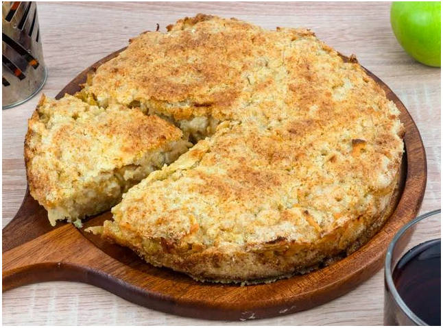 Сухой пирог «Три стакана» с яблоками и манкой в духовке