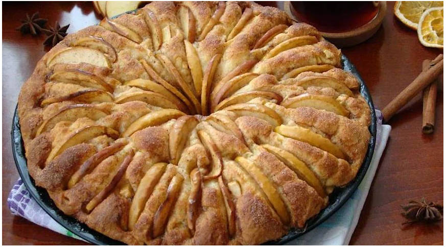 Открытый пирог из дрожжевого теста с яблоками в духовке